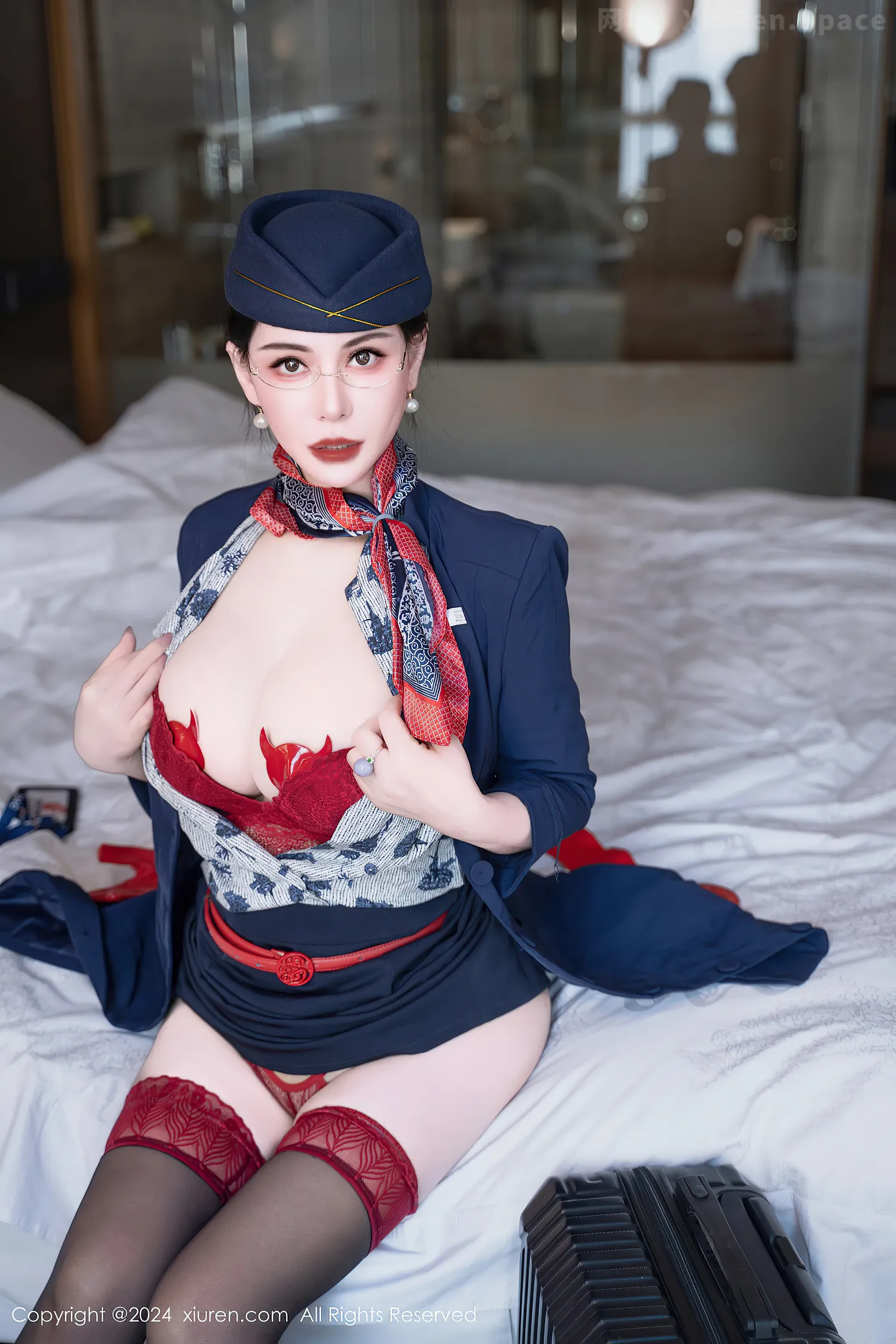 图片[4]-[XiuRen秀人网]VOL.8253 模特悦悦姐性感空姐制服露红色内衣配黑丝袜秀魔鬼身材诱惑写真75P-秀人网官方网站